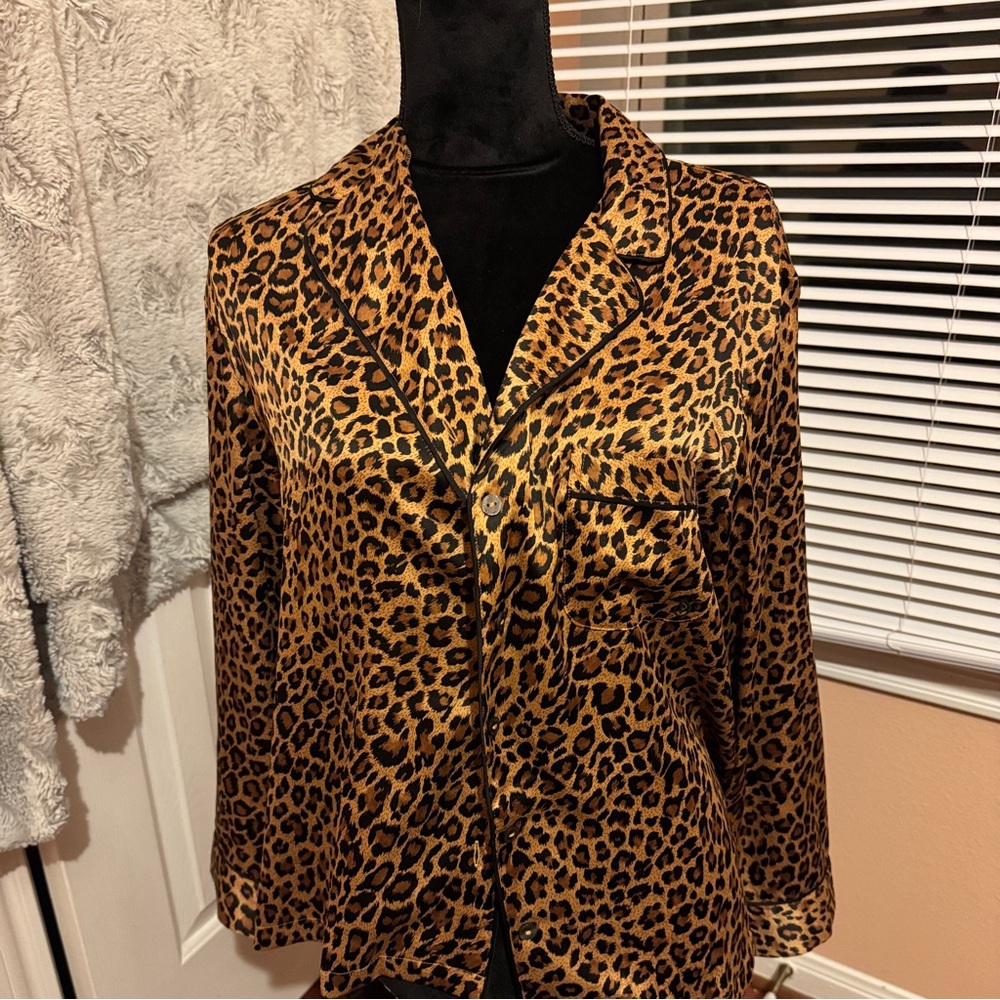 Victoria Secret Glazed Satin Long Pajama Set
Top & pants
Animal Print 
NWOT 
M - Picture 2 of 9